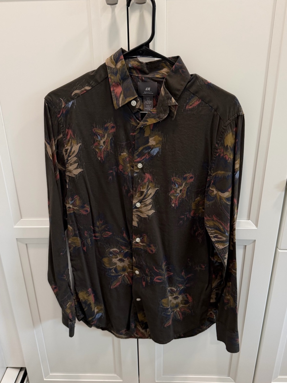 H&M Men’s dark green Floral Button-Up Shirt
